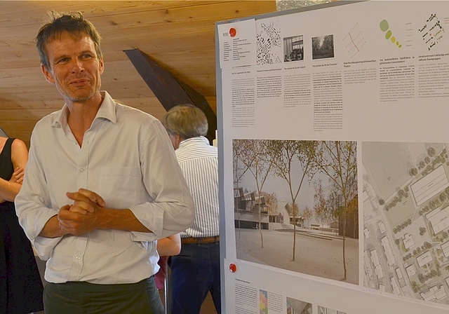 Architekt Philipp Esch stellt sein Projekt «riri» vor. Im Hintergrund: Primarschulpräsidentin Beatrix Gallati. (Bild Thomas Stöckli)
