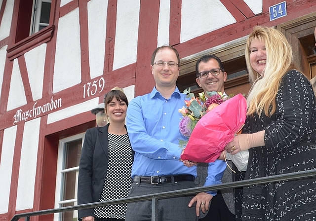 Amtsübergabe vor dem Gemeindehaus Maschwanden: die abtretende Gemeindeschreiberin Suzana Sturzenegger und ihr Nachfolger Daniel Lehmann, umringt von Bezirksratsschreiberin Eliane Potratz und Statthalter Claude Schmidt (Mitte) sowie Gemeindepräsiden