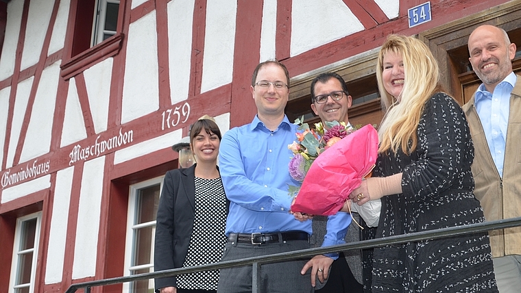 Amtsübergabe vor dem Gemeindehaus Maschwanden: die abtretende Gemeindeschreiberin Suzana Sturzenegger und ihr Nachfolger Daniel Lehmann, umringt von Bezirksratsschreiberin Eliane Potratz und Statthalter Claude Schmidt (Mitte) sowie Gemeindepräsiden