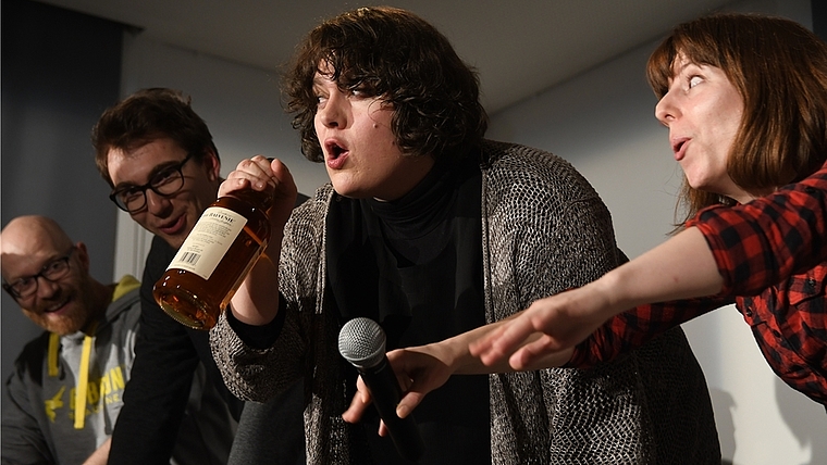 Auf die Gewinnerin! Patti Basler gönnte sich den legendären Siegerschluck, flankiert von Tobi Heyel (ganz links), Finalgegner Michael Frei und Moderatorin Rhea Seleger. (Bild Livia Häberling)