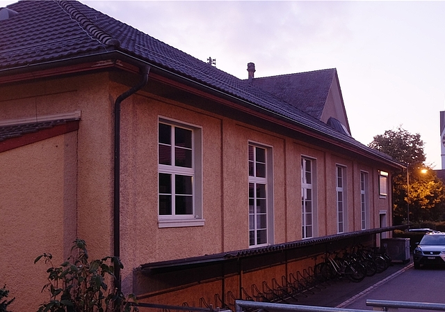 Die alte Hausemer Turnhalle steht unter kantonalem Denkmalschutz, kann deshalb weder abgerissen noch ersetzt werden. Deshalb soll sie zu einer Bibliothek umgebaut werden, wenn die neue Sporthalle steht. <em>(Bild Salomon Schneider)</em>