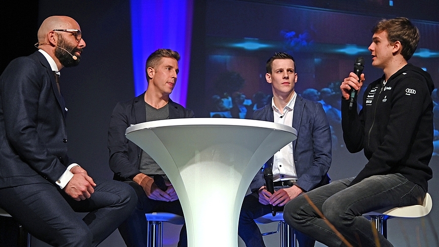 Moderator Philippe Bandi, links, im Gespräch mit Ski-Kunstspringer Noé Roth, rechts. Philipp Koutny (2. v. l.), und Stefan Meier hören aufmerksam zu.
