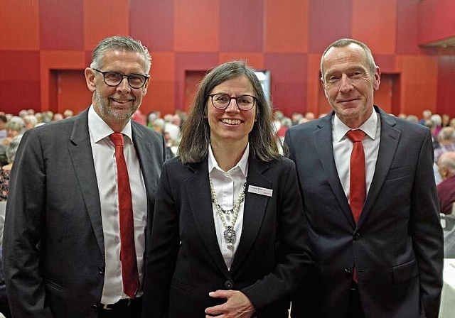 Arianne Moser, Verwaltungsratspräsidentin der Raiffeisen-Genossenschaft Kelleramt-Albis, flankiert von Matthias Bär (links), Leiter der Geschäftsstelle Affoltern, und André Bächinger, Vorsitzender der Bankleitung, freut sich, dass sie 
zahlreich