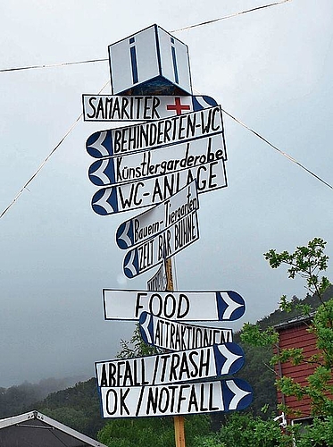 Der grosse Wegweiser – die Orientierungshilfe auf dem Festgelände.