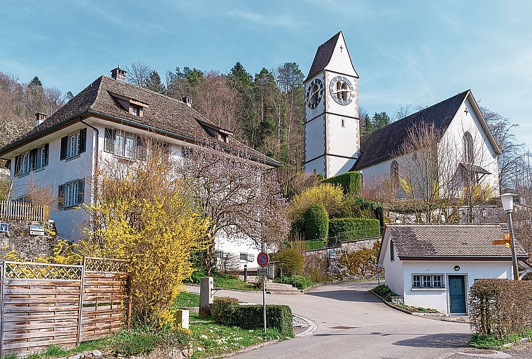Bei der Teilrevision Nutzungsplanung geht es auch in Stallikon um viele Details: die reformierte Kirche und das Kirchgemeindehaus in Stallikon, zwei Wahrzeichen der Gemeinde. (Bild Daniel Vaia)