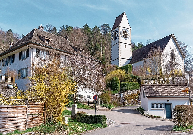 Bei der Teilrevision Nutzungsplanung geht es auch in Stallikon um viele Details: die reformierte Kirche und das Kirchgemeindehaus in Stallikon, zwei Wahrzeichen der Gemeinde. (Bild Daniel Vaia)