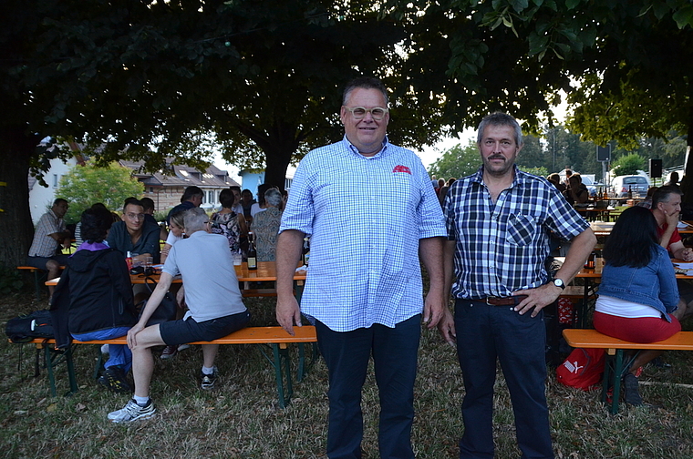 Festredner Roy Gerber (l.) und Organisator Peter Junker vor der 1.-August-Festgemeinde in Mettmenstetten. (Bild Thomas Stöckli)