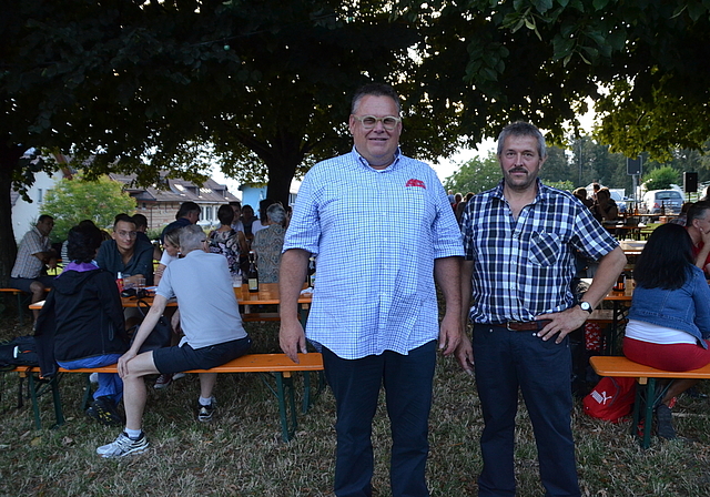 Festredner Roy Gerber (l.) und Organisator Peter Junker vor der 1.-August-Festgemeinde in Mettmenstetten. (Bild Thomas Stöckli)
