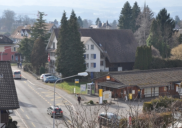 Das «Postareal» Obfelden mit dem seit Jahren existierenden Provisorium der Post (rechts). Das Restaurant Kreuzstrasse (hinten links) müsste beim Bau eines Ortsversorgungsladens der Migros weichen. (Bild Werner Schneiter)