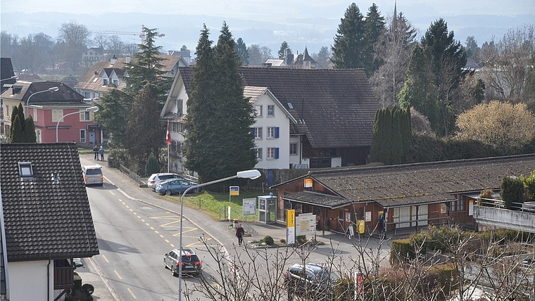 Das «Postareal» Obfelden mit dem seit Jahren existierenden Provisorium der Post (rechts). Das Restaurant Kreuzstrasse (hinten links) müsste beim Bau eines Ortsversorgungsladens der Migros weichen. (Bild Werner Schneiter)