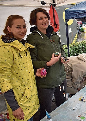 Steine bemalen am Stand der Spielgruppe. (Bilder Marianne Voss)