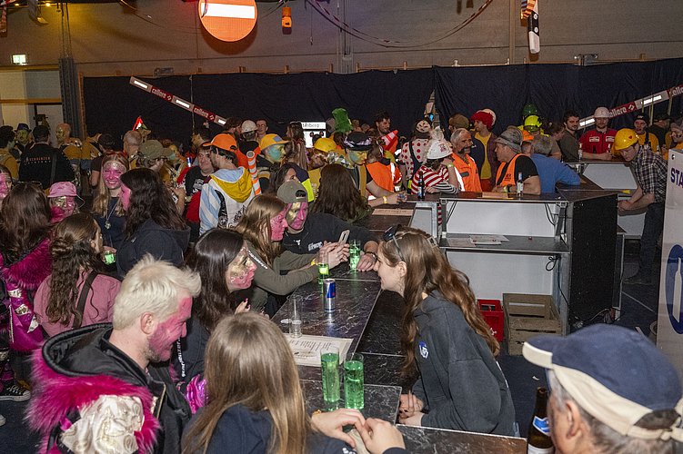 Die Bar am Maskenball in Maschwanden war gut gefüllt. (Bild Nico Ilic)