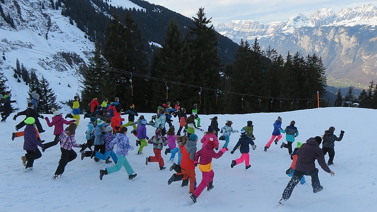 Die Mittelstufenkinder der Primarschule Affoltern beim Run auf die Piste. (Bild zvg.)