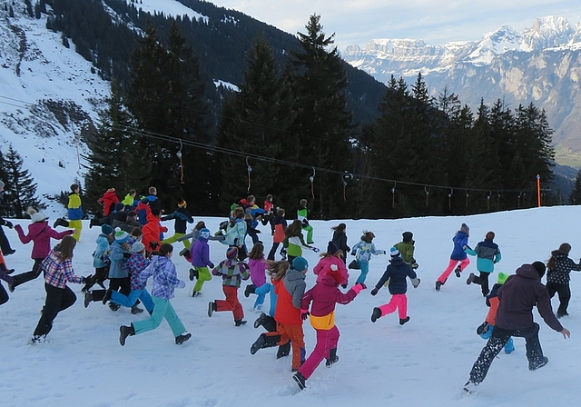 Die Mittelstufenkinder der Primarschule Affoltern beim Run auf die Piste. (Bild zvg.)