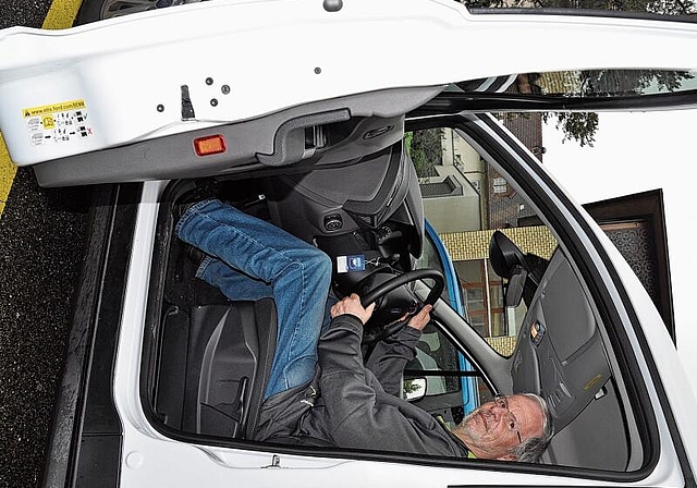 Ruedi Niederer sitzt jeweils am Mittwoch hinter dem Tixi-Steuer. (Bild Luc Müller)