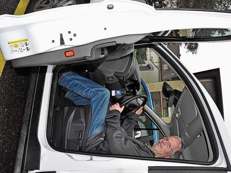 Ruedi Niederer sitzt jeweils am Mittwoch hinter dem Tixi-Steuer. (Bild Luc Müller)