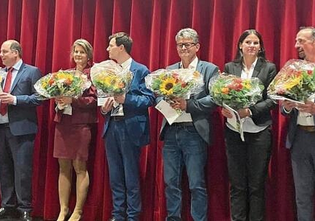 Der wiedergewählte Nationalrat Martin Haab (vierter von rechts) zusammen mit den anderen gewählten Zürcher 
SVP-Vertretern an der Wahlfeier der Partei in Illnau am Sonntagabend. (Bild zvg)