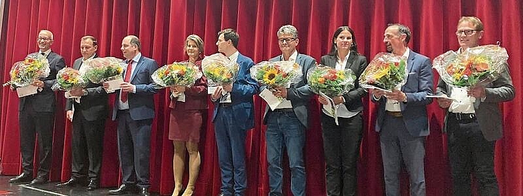 Der wiedergewählte Nationalrat Martin Haab (vierter von rechts) zusammen mit den anderen gewählten Zürcher
SVP-Vertretern an der Wahlfeier der Partei in Illnau am Sonntagabend. (Bild zvg)