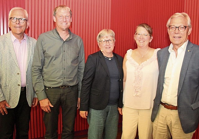 Die am Sonntag in ihrem Amt bestätigte Stadtpräsidentin Eveline Fenner (Mitte) verabschiedete vier Stadträte (von links): Felix Fürer, Markus Gasser, Eliane Studer Kilchenmann und Markus Meier.