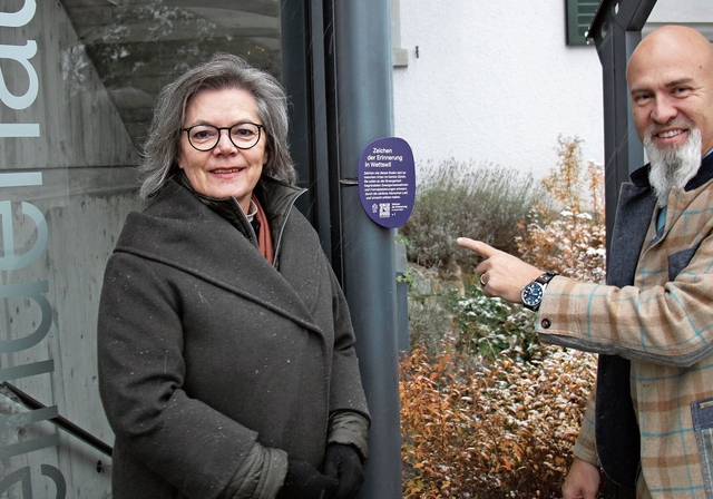 Eine der ersten Tafeln im Kanton Zürich hängt seit ein paar Tagen am Eingang vor der Wettswiler Gemeindeverwaltung. Im Bild Gemeindepräsidentin Katrin Röthlisberger und Remo Buob, stellvertretender Gemeindeschreiber. (Bilder Florian Hofer)