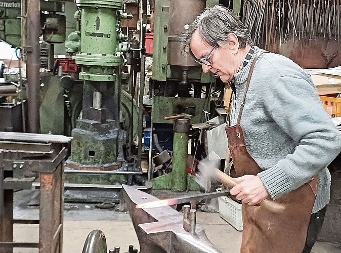 Moritz Häberling bearbeitet das glühende Eisen. (Bilder Regula Zellweger)