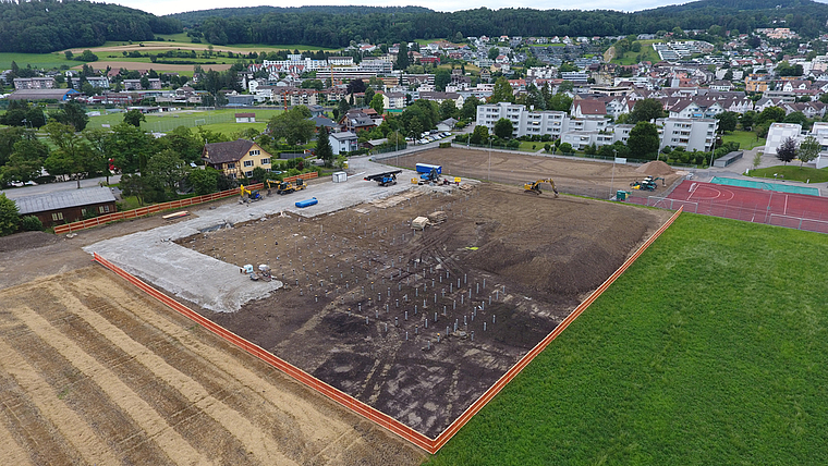 Bis Mitte Juli werden die Betonpfähle auf dem Giessenareal in Affoltern im Boden versenkt. (Bild Stefan Felder)