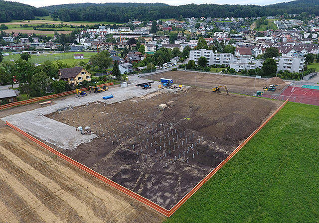 Bis Mitte Juli werden die Betonpfähle auf dem Giessenareal in Affoltern im Boden versenkt. (Bild Stefan Felder)