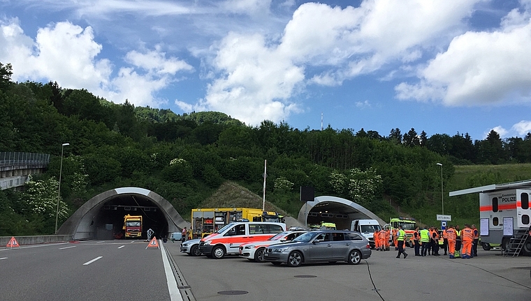 Üetlibergtunnel gesperrt: Mehrere hundert Liter Formaldehyd waren ausgelaufen. (Bild Kapo ZH)