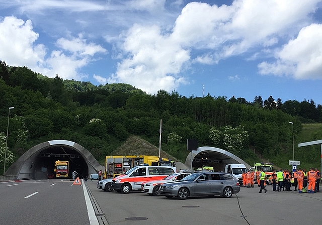 Üetlibergtunnel gesperrt: Mehrere hundert Liter Formaldehyd waren ausgelaufen. (Bild Kapo ZH)