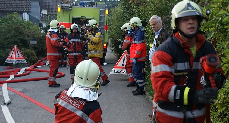 Die Feuerwehr Hedingen zeigt vollen Einsatz. Gemeindepräsident Paul Schneiter schaut genau hin. (Bild Thomas Stöckli)