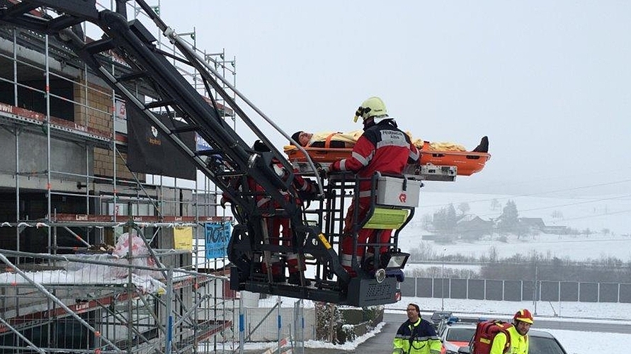 Der Rettungsdienst Affoltern im Einsatz auf einer Baustelle ...