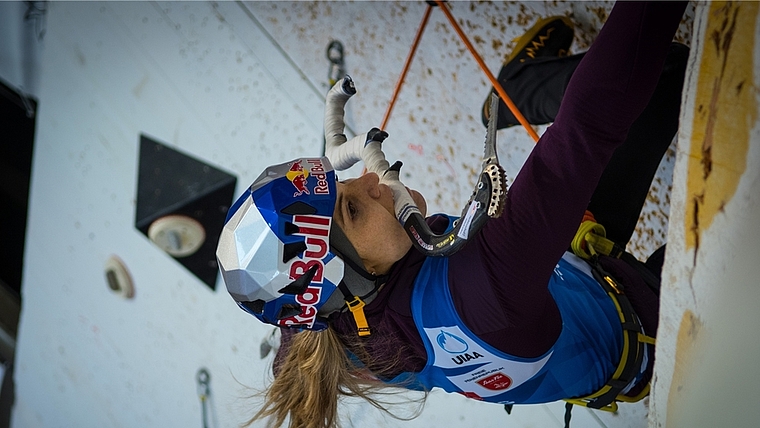 Petra Klingler mit Pickel und Steigeisen. (Bild Diego Schläppi)