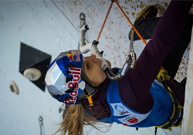 Petra Klingler mit Pickel und Steigeisen. (Bild Diego Schläppi)