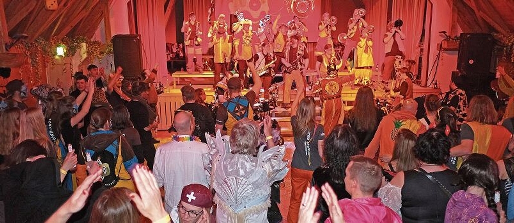 Ohne Guggenmusik keine Fasnacht, keine Stimmung, keine Hände in der Luft. Sechs Formationen traten in Kappel auf. (Bilder Martin Platter) Ohne Guggenmusik keine Fasnacht, keine Stimmung, keine Hände in der Luft. Sechs Formationen traten in Kappel auf. (Bilder Martin Platter)