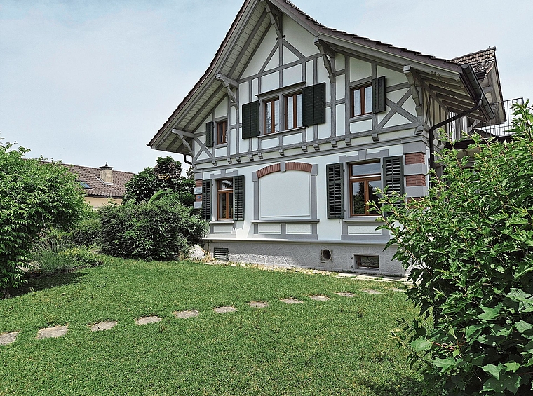 Zu wenig Platz, schlechte Akustik, ungenügende Isolation: Das Kirchgemeindehaus und die nebenstehende Liegenschaft sollen einem Neubau weichen. Noch ist nicht klar, wann die Stimmberechtigten über einen Projektierungskredit befinden können. (Bild