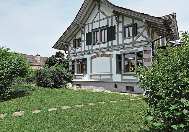 Zu wenig Platz, schlechte Akustik, ungenügende Isolation: Das Kirchgemeindehaus und die nebenstehende Liegenschaft sollen einem Neubau weichen. Noch ist nicht klar, wann die Stimmberechtigten über einen Projektierungskredit befinden können. (Bild