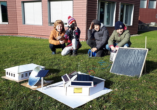 Das Drittklässler-Forschungsteam mit Elia, Melanie, Noah und Malou (von links) erhielt mit dem Projekt "Low Energy House" die spezielle Ehrung "Offiziell anerkanntes, beeindruckendes/faszinierendes Projekt." (Bild zvg.)