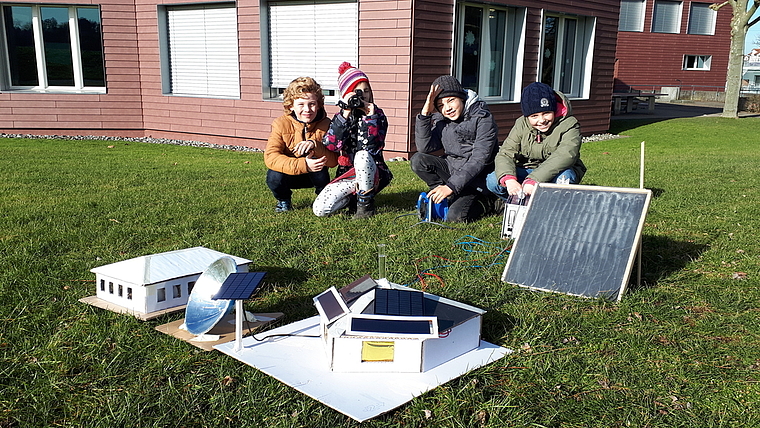 Das Drittklässler-Forschungsteam mit Elia, Melanie, Noah und Malou (von links) erhielt mit dem Projekt "Low Energy House" die spezielle Ehrung "Offiziell anerkanntes, beeindruckendes/faszinierendes Projekt." (Bild zvg.)