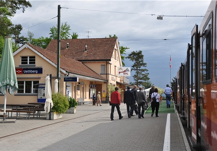 Das SZU-Gebäude neben dem Restaurant Gmüetliberg ist veraltet und stillgelegt. Der dem Restaurant angegliederte Erweiterungsbau wird mit einem Flachdach bestückt und enthält ein Selbstbedienungsrestaurant. (Bild Werner Schneiter)
