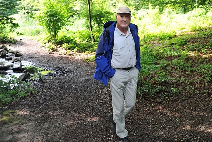 Naturverbunden: Erich Gysling kann die Zusammenhänge des Ökosystems eines Weihers ebenso präzis schildern, wie er das politische System eines Staates vermittelt. (Bilder Bernhard Schneider)
