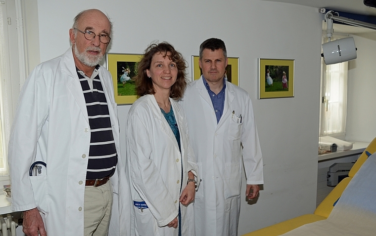 Die Crew der Dorfarztpraxis wird sich verändern, von links: Urs Glenck, Eveline Breidenstein und Erich Villiger. (Bild Martin Mullis)