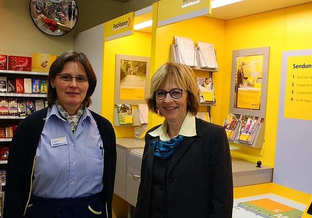 Postagentur im Volg Knonau. Filialleiterin Claudia Steiner (links) und Cornelia Hofstetter, Post Affoltern. (Bild Thomas Stöckli)