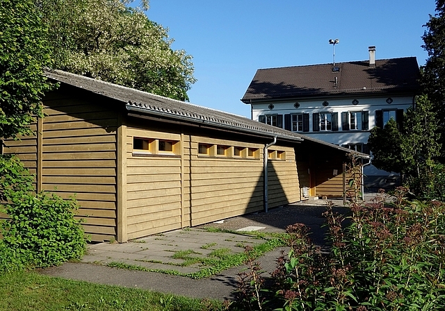 Anstelle von Containern und Provisorien soll der Schulstandort Ebertswil mit einem Neubau aufgewertet werden. (Bild Martin Platter)