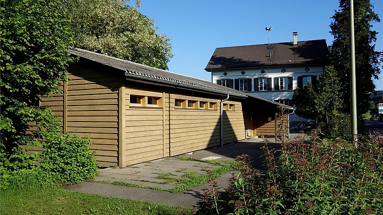Anstelle von Containern und Provisorien soll der Schulstandort Ebertswil mit einem Neubau aufgewertet werden. (Bild Martin Platter)