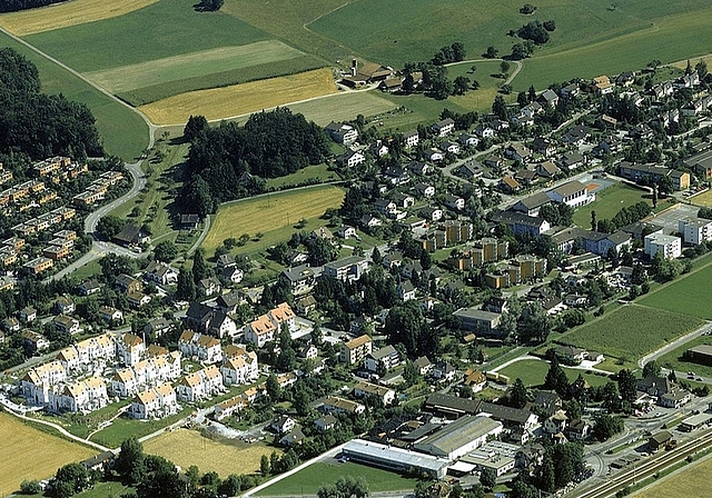 Das Gebiet um den Bahnhof Bonstetten-Wettswil vor dem Bauboom der 1990er-Jahre. (Bild Somorjai Zsolt, ETH Bibliothek)