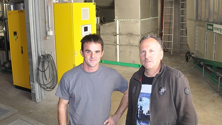 Sorgen für ein reibungsloses Funktionieren der 12-Megawatt-Anlage am Kronenplatz in Affoltern: Herbert Stähli, stellvertretender Betriebsleiter (rechts), und Andreas Rubin vom Wartungsteam. (Bild Werner Schneiter)