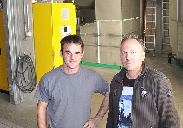 Sorgen für ein reibungsloses Funktionieren der 12-Megawatt-Anlage am Kronenplatz in Affoltern: Herbert Stähli, stellvertretender Betriebsleiter (rechts), und Andreas Rubin vom Wartungsteam. (Bild Werner Schneiter)