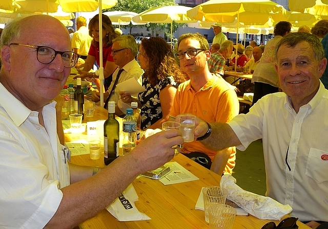 Anstossen und eine Wurst essen. Stadtpräsident Clemens Grötsch (links) und Regierungsrat Ernst Stocker. <em/>