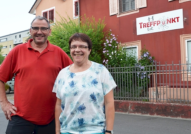 Eveline Hedinger vom Verein Gemeinsam statt Einsam (GsE) und Thuri Küng vom Gartencenter Guggenbühl, Bonstetten, vor dem Treffpunkt GsE in Affoltern. Mit der «Drehscheibe Arbeit» will sie vorläufig aufgenommene Ausländerinnen und Ausländer in 