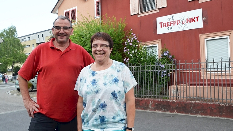 Eveline Hedinger vom Verein Gemeinsam statt Einsam (GsE) und Thuri Küng vom Gartencenter Guggenbühl, Bonstetten, vor dem Treffpunkt GsE in Affoltern. Mit der «Drehscheibe Arbeit» will sie vorläufig aufgenommene Ausländerinnen und Ausländer in 